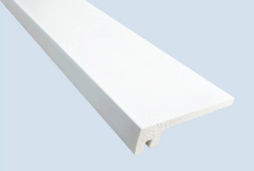 Uniforme plintafwerking van wit polystyreen